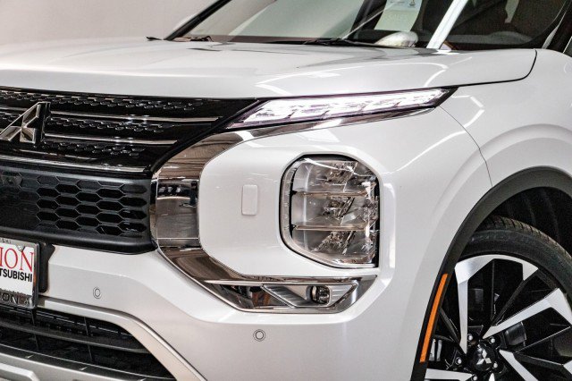 New 2025 Mitsubishi Outlander SE image 2