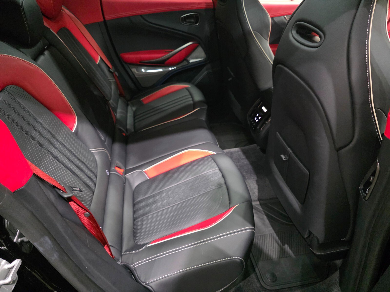 Used 2025 Aston Martin DBX 707 image 26