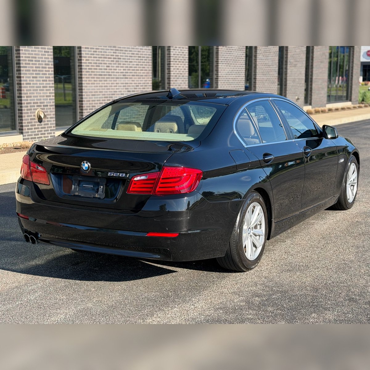 Used 2011 BMW 528i Sedan RWD image 2