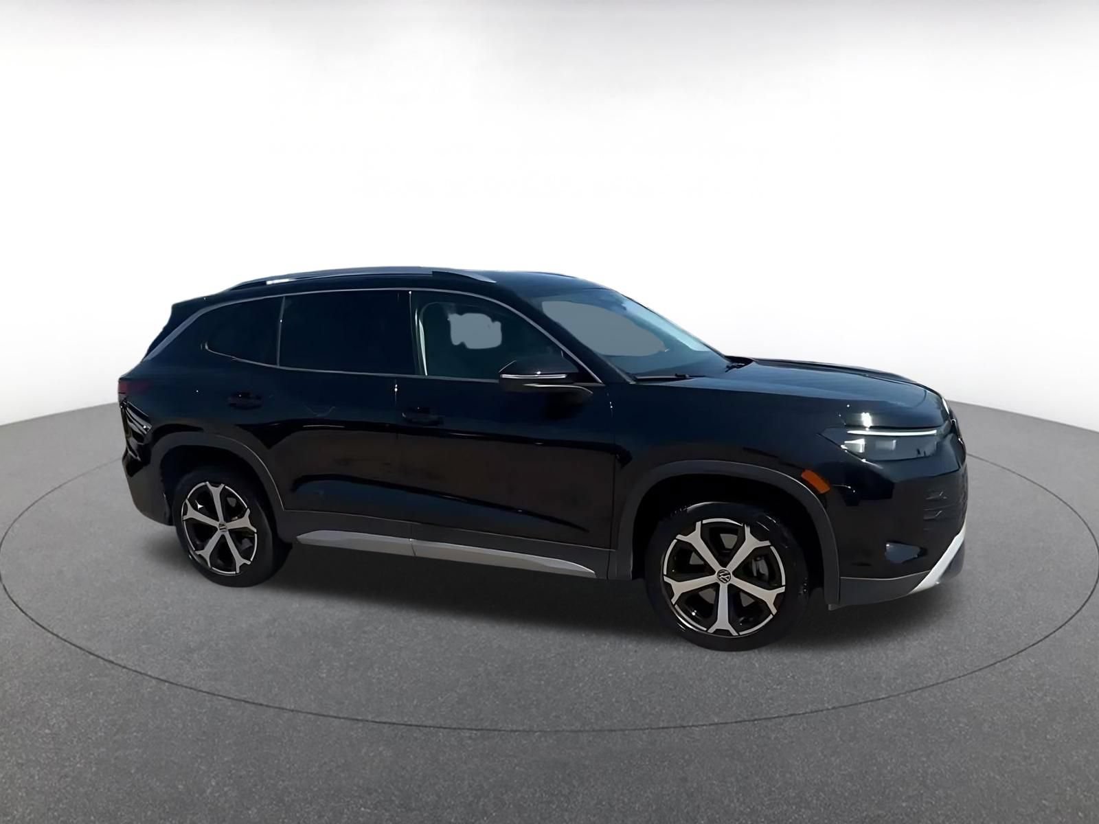 Used 2026 Volkswagen Tiguan SE AWD/4WD image 2