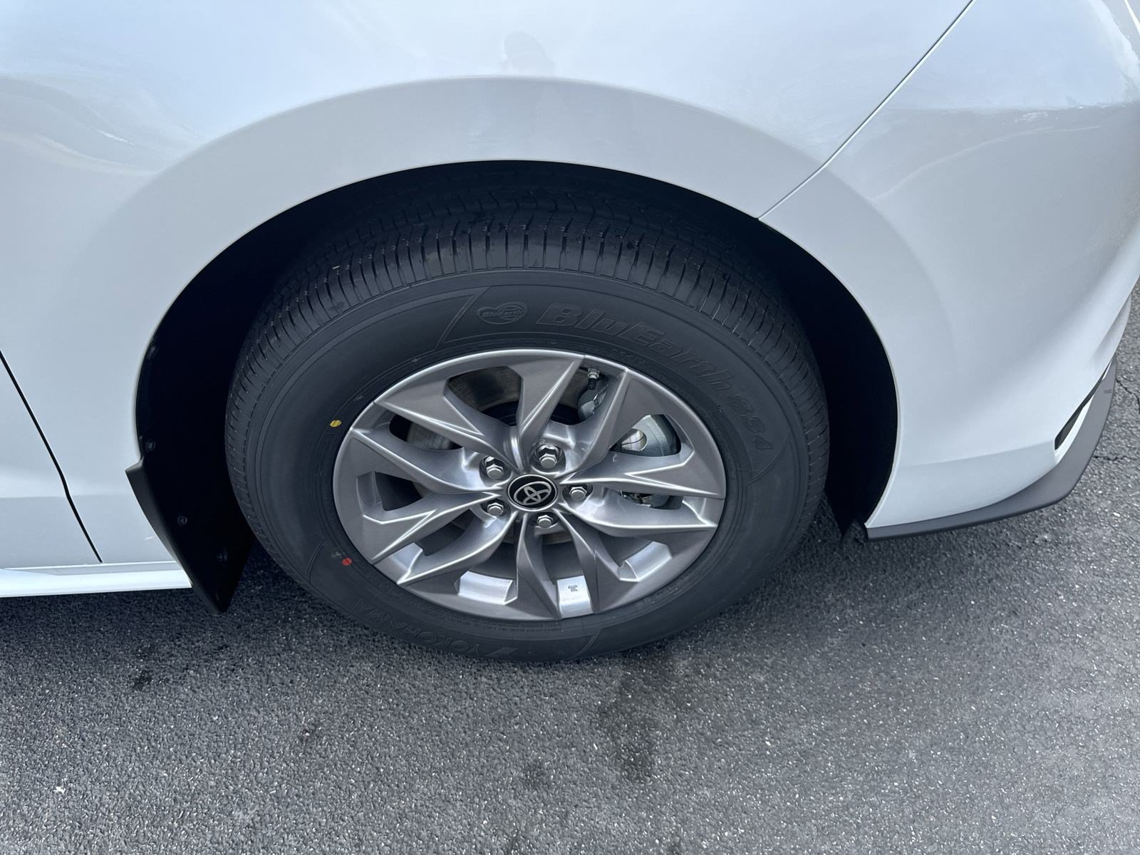 New 2025 Toyota Sienna XLE w/ XLE Plus Package FWD image 10