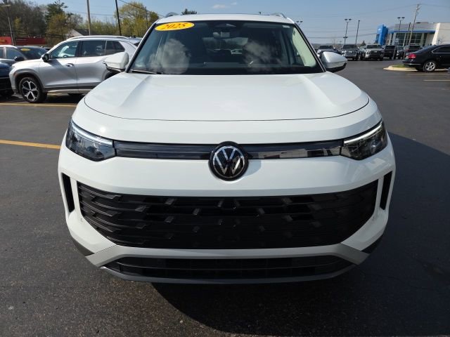 Used 2025 Volkswagen Tiguan SE w/ Panoramic Sunroof Package AWD/4WD image 2