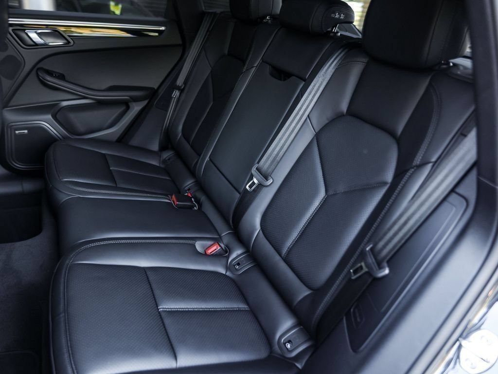Certified 2026 Porsche Macan AWD/4WD image 32
