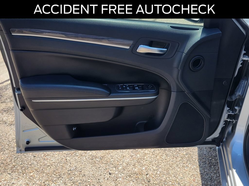 Used 2021 Chrysler 300 Touring RWD image 19
