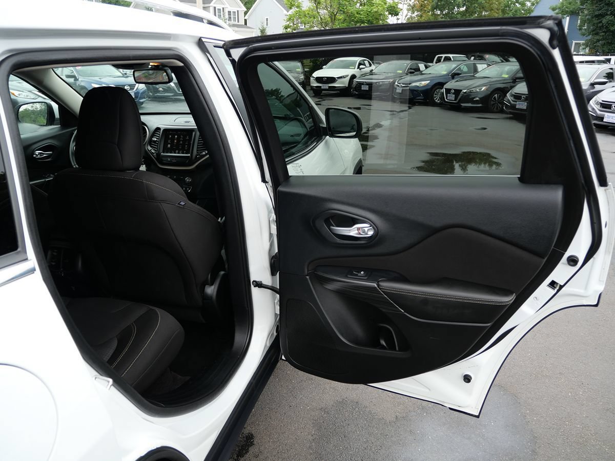 Used 2016 Jeep Cherokee Latitude w/ Safety/Convenience Group AWD/4WD image 34
