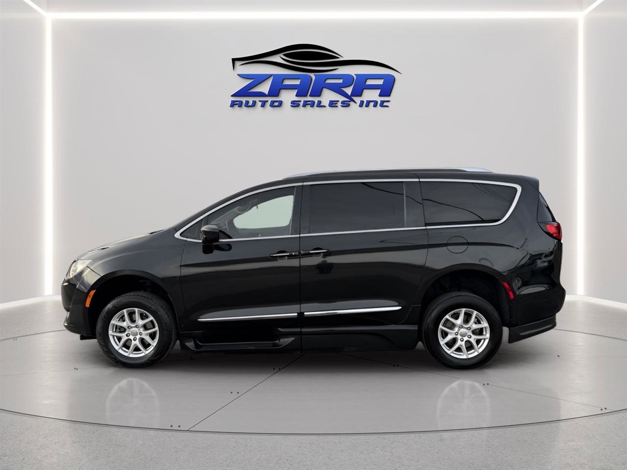 Used 2020 Chrysler Pacifica Touring-L FWD image 3