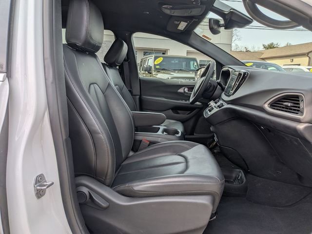 Certified 2025 Chrysler Pacifica Select image 29