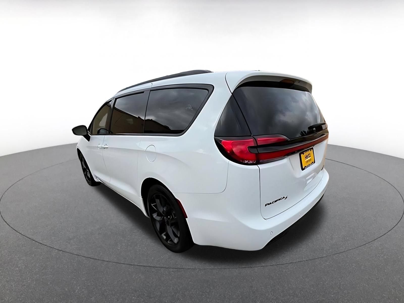 Used 2025 Chrysler Pacifica Limited FWD image 4