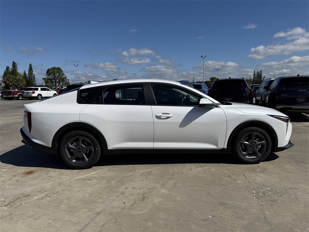 New 2025 Kia K4 LXS image 3