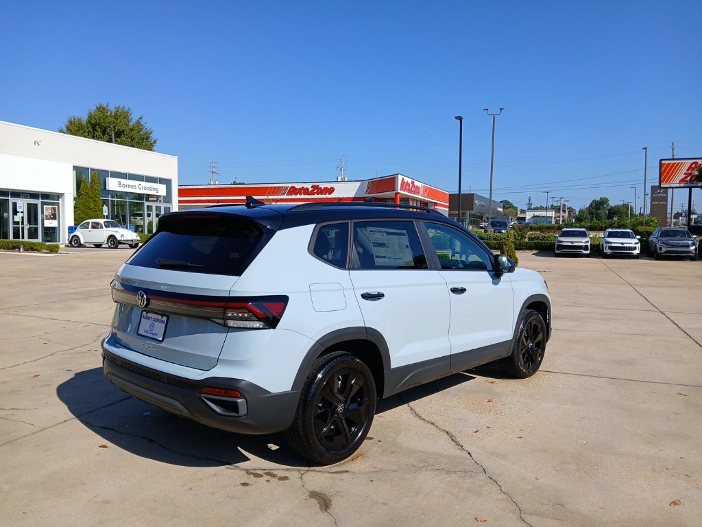 New 2027 Volkswagen Taos SE FWD image 7