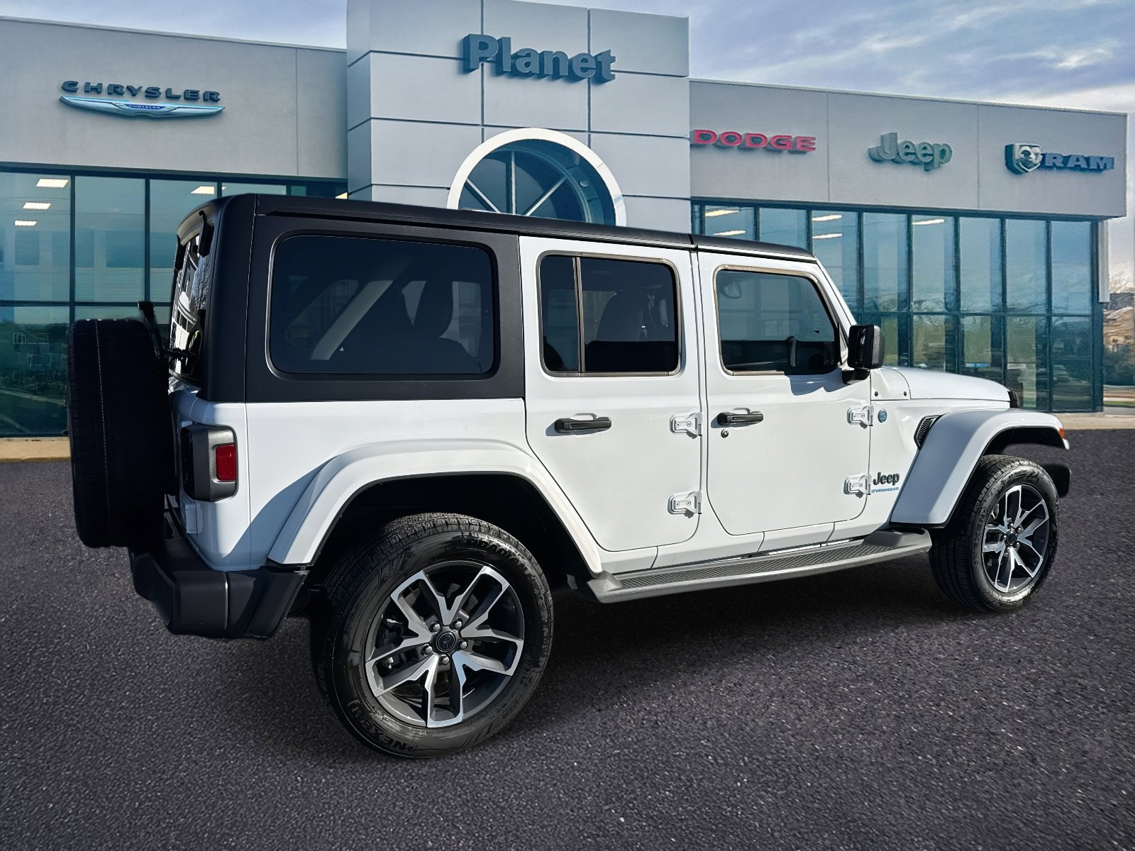 Used 2024 Jeep Wrangler Unlimited w/ Convenience Group image 2