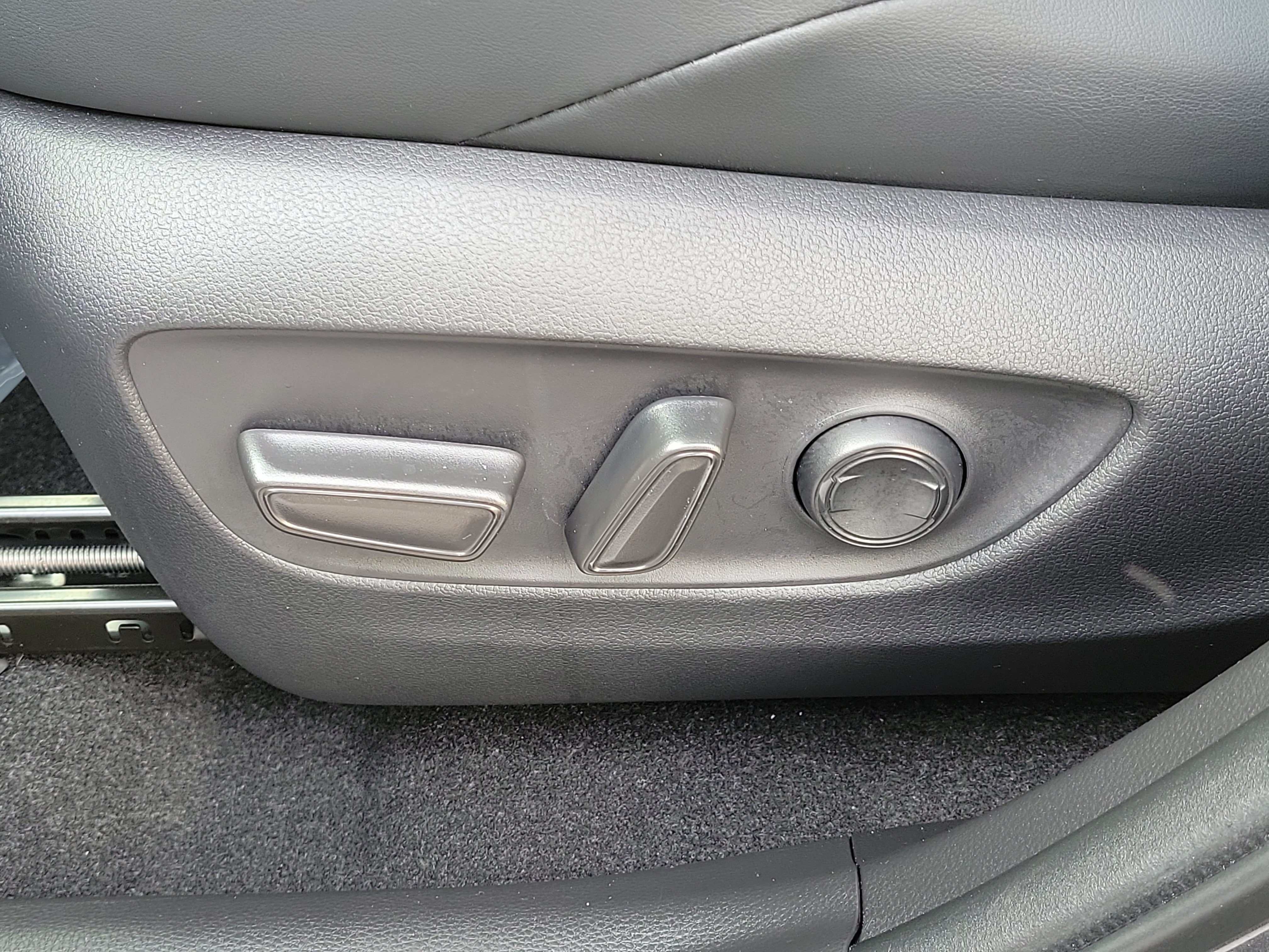 Used 2025 Toyota RAV4 XSE AWD/4WD image 21