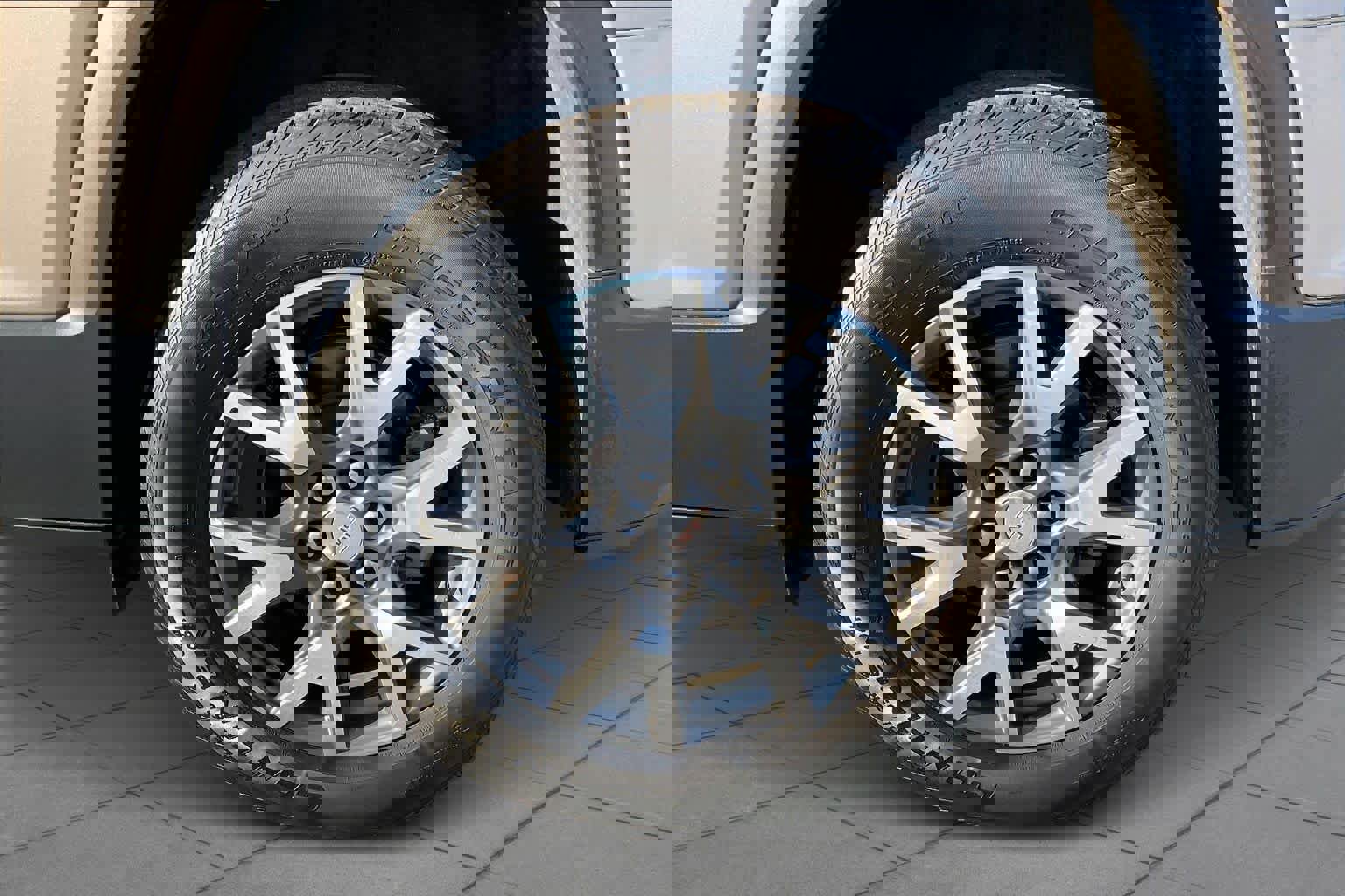 Used 2023 GMC Acadia SLE w/ Driver Convenience Package image 11