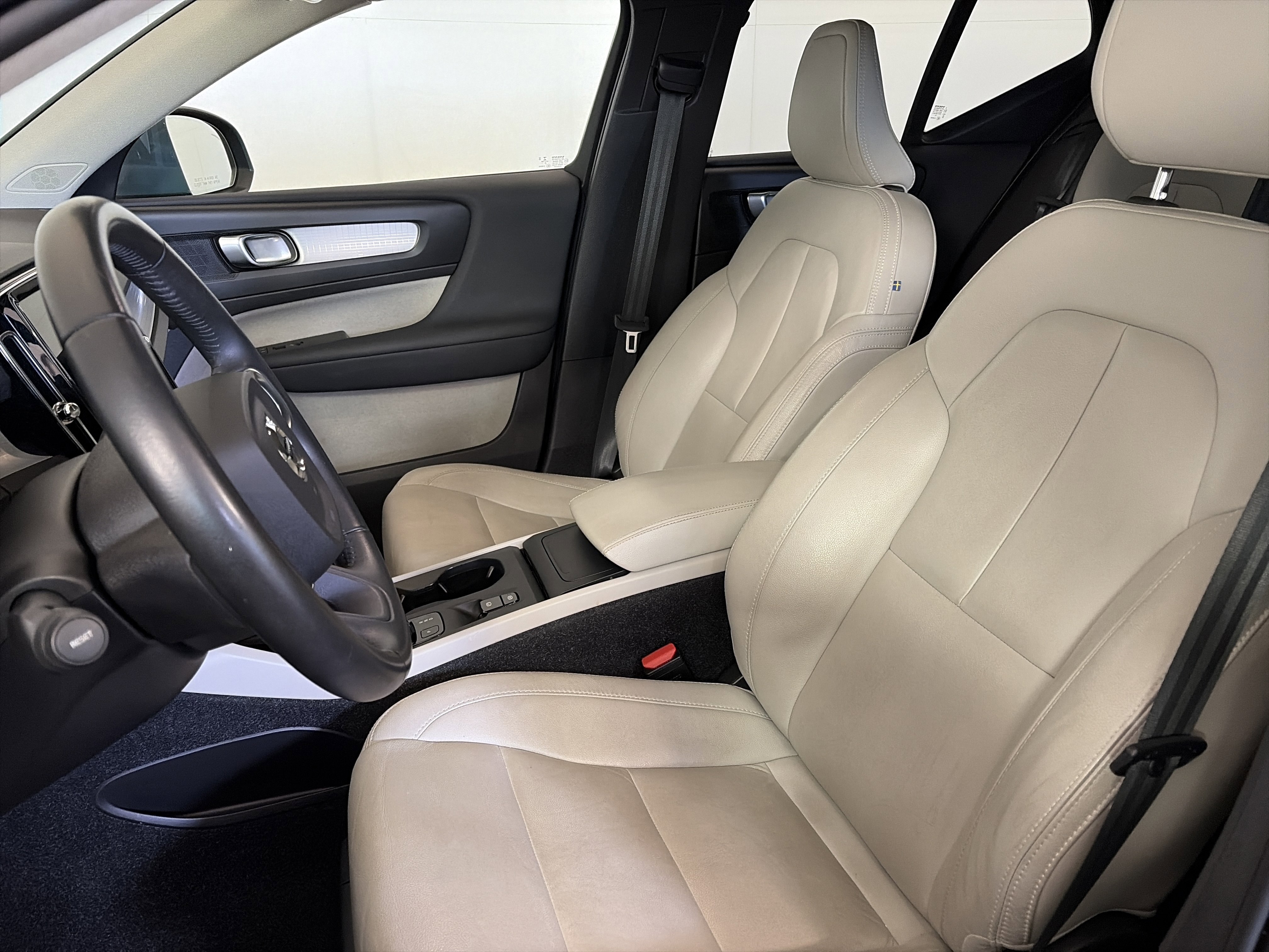 Used 2021 Volvo XC40 T5 Momentum w/ Premium Package AWD/4WD image 12