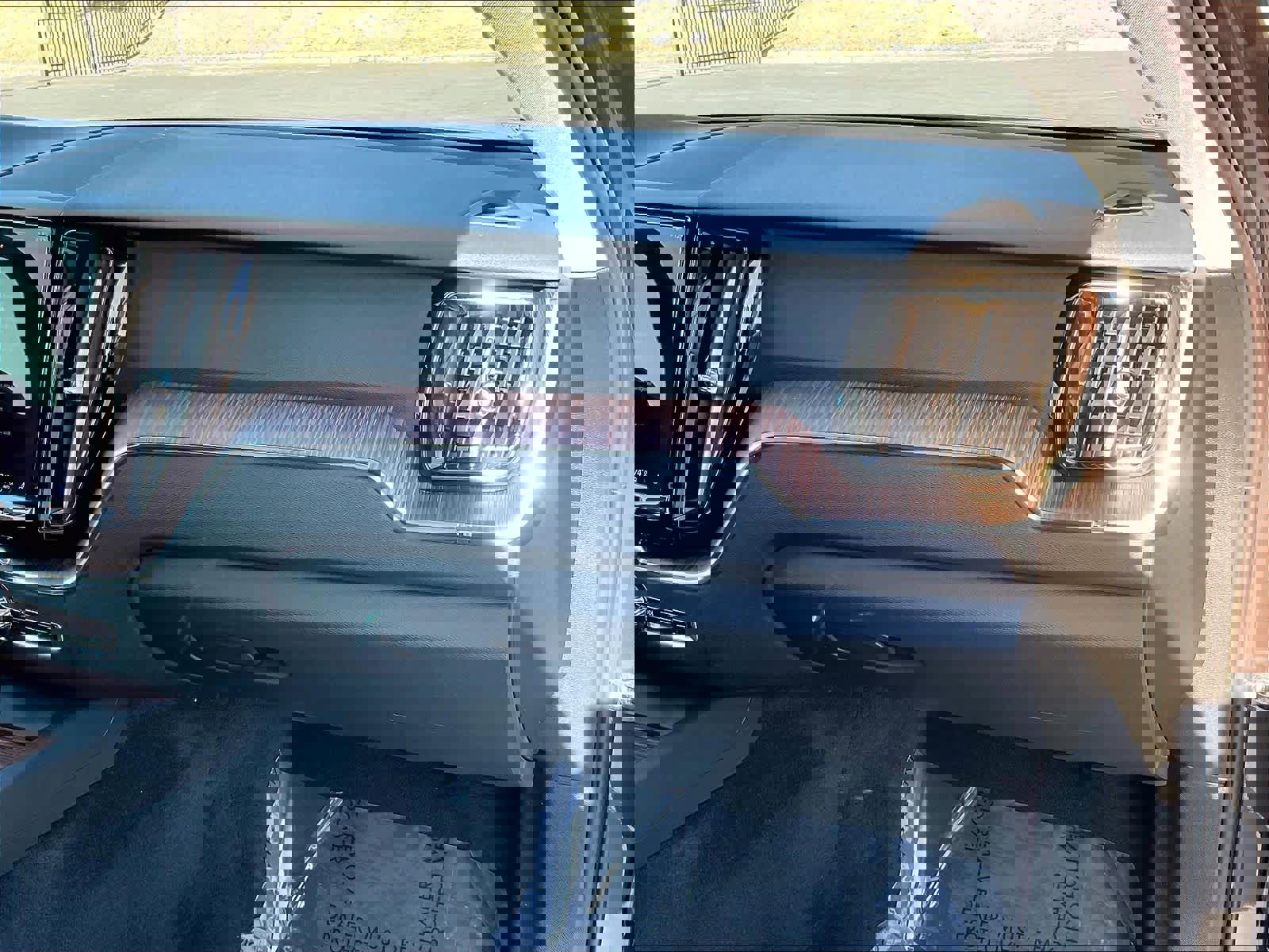 Used 2023 Volvo XC60 T8 Plus image 19