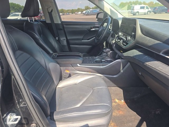Used 2023 Toyota Highlander XLE AWD/4WD image 10