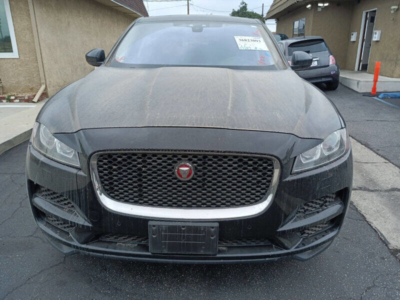 Used 2020 Jaguar F-PACE Premium image 31