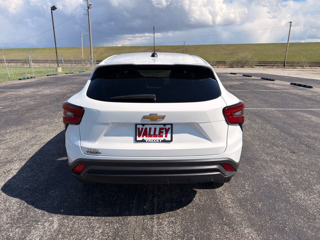 Used 2024 Chevrolet Trax LS w/ LS Convenience Package image 11