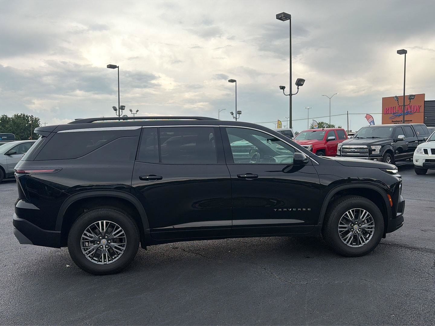 Used 2025 Chevrolet Traverse LT FWD image 6