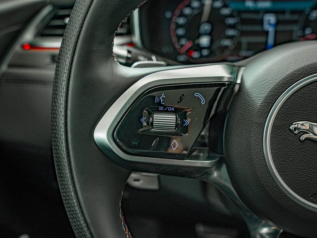 Used 2022 Jaguar F-PACE SVR image 21