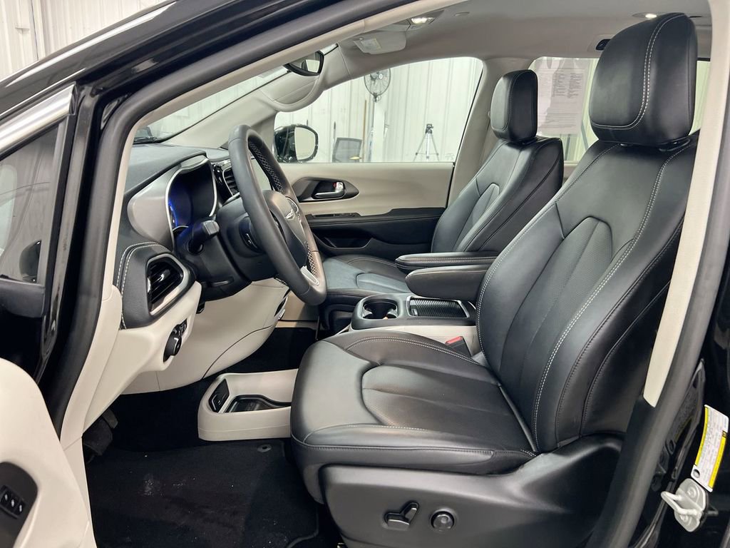 Used 2024 Chrysler Pacifica Touring-L image 19