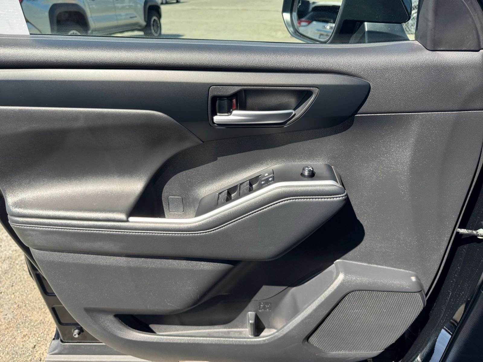 Used 2025 Toyota Highlander XSE AWD/4WD image 18
