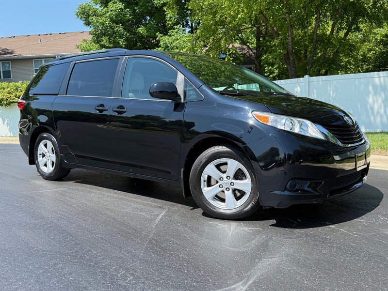 Used 2015 Toyota Sienna LE FWD image 2