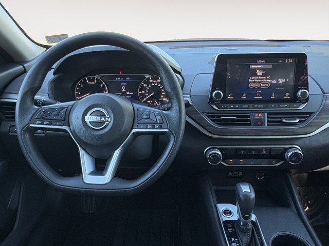 Used 2025 Nissan Altima 2.5 SV FWD image 4