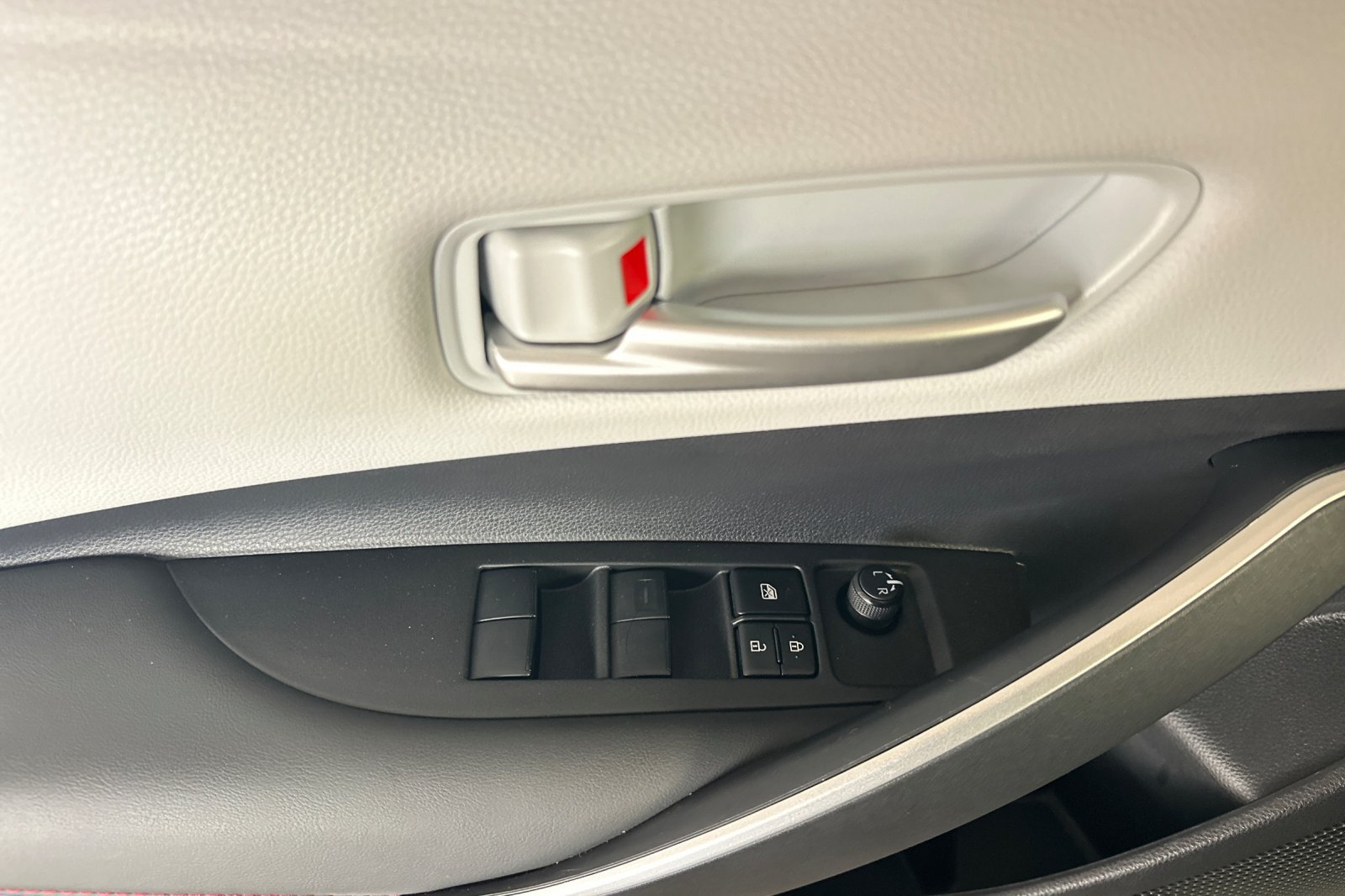 Used 2024 Toyota Corolla SE w/ SE Package FWD image 8