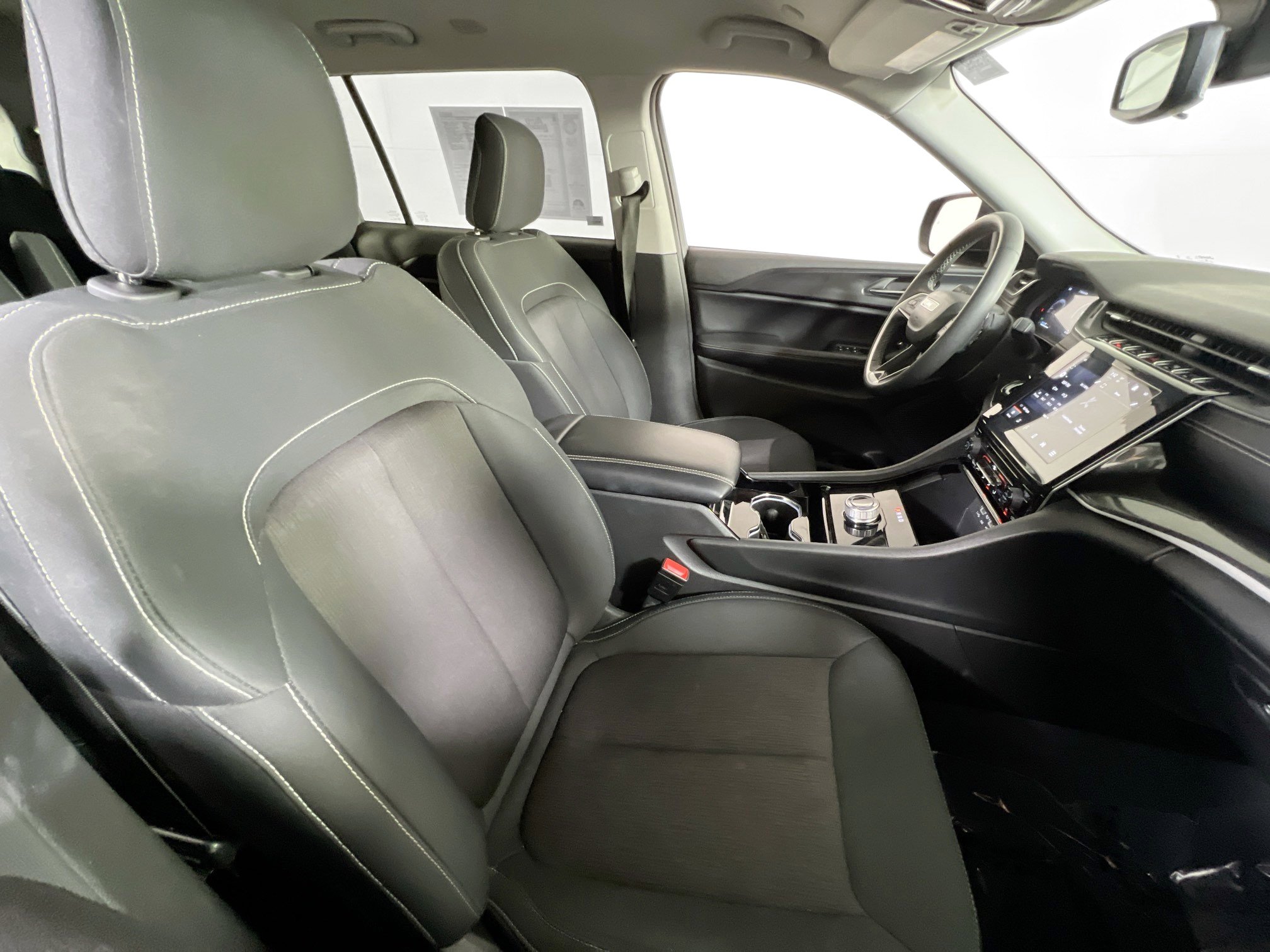 Used 2023 Jeep Grand Cherokee L Laredo AWD/4WD image 26