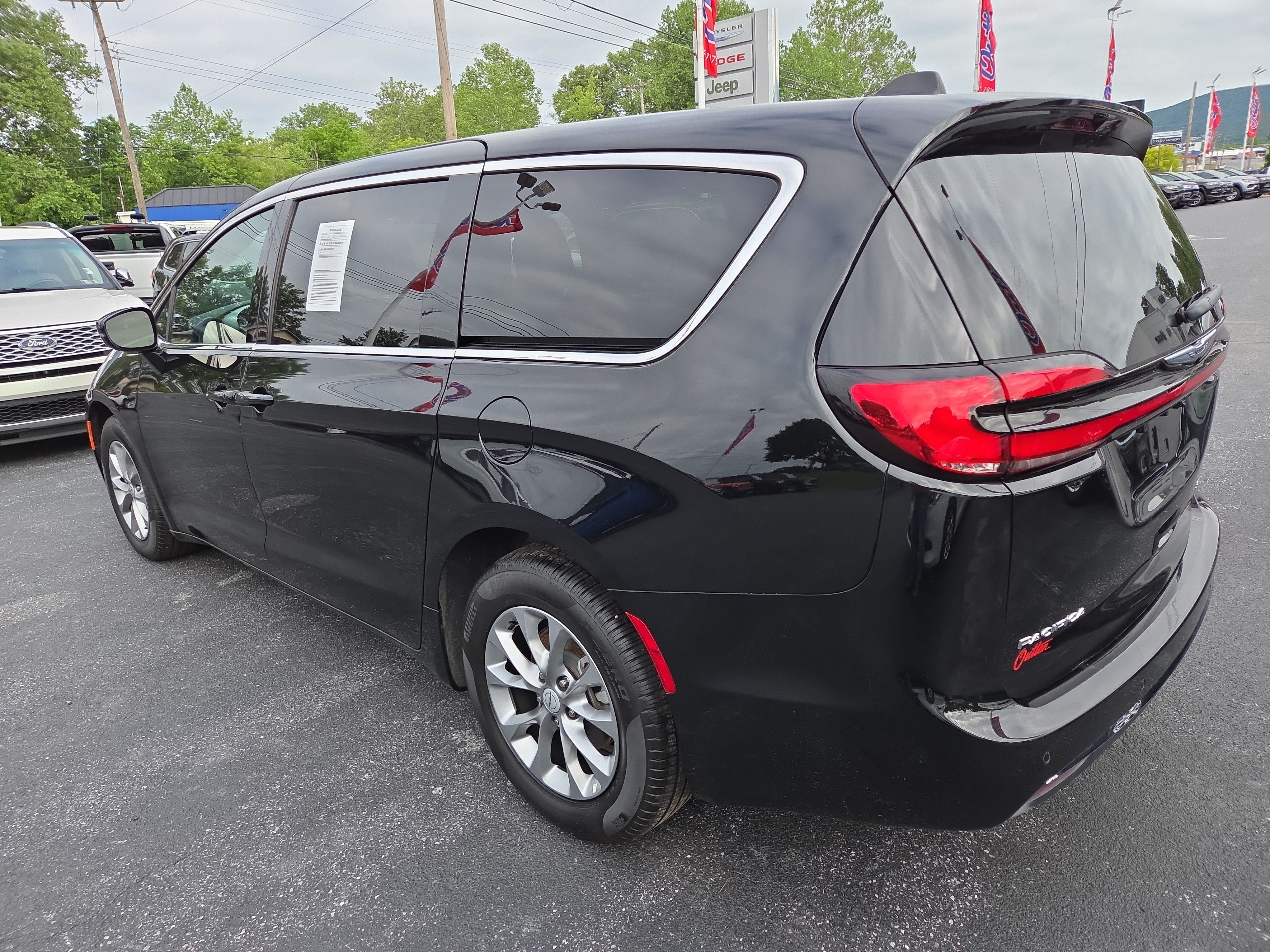 Certified 2026 Chrysler Pacifica Limited FWD image 6
