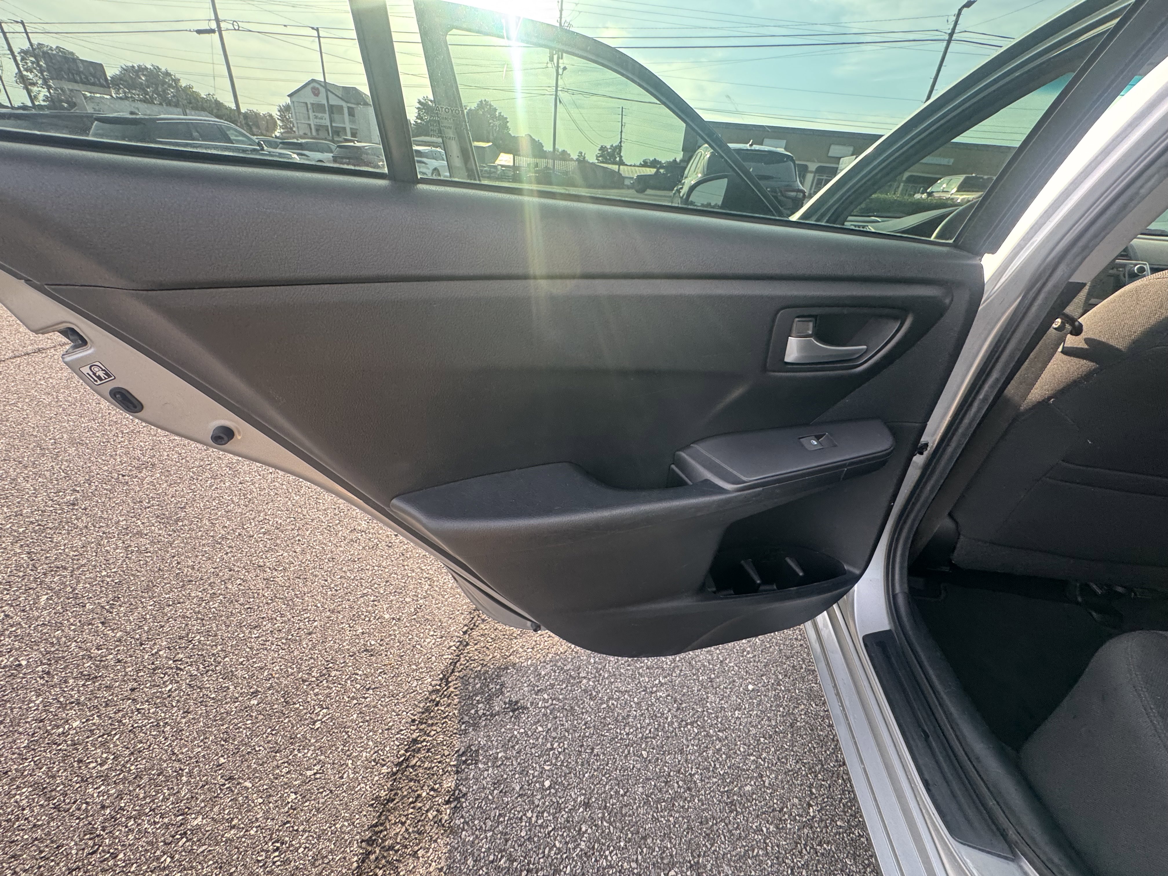 Used 2015 Toyota Camry LE FWD image 8