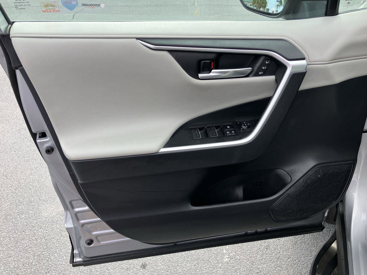 Used 2024 Toyota RAV4 Limited image 16