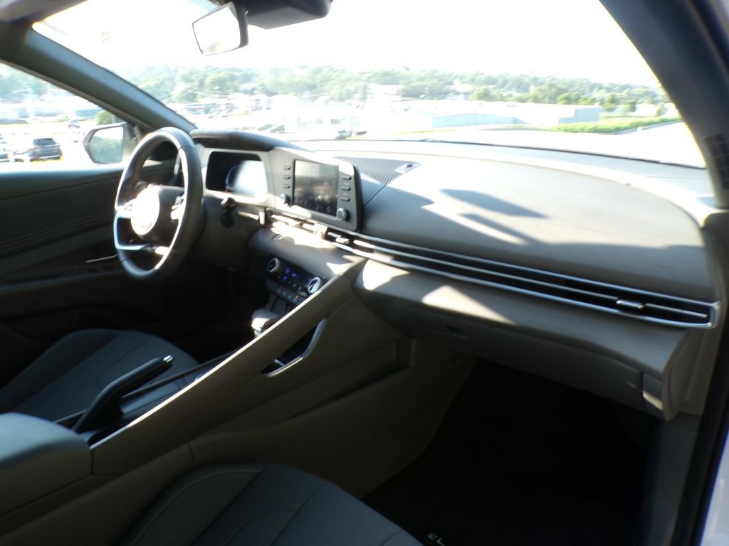 Certified 2025 Hyundai Elantra Sport FWD image 14
