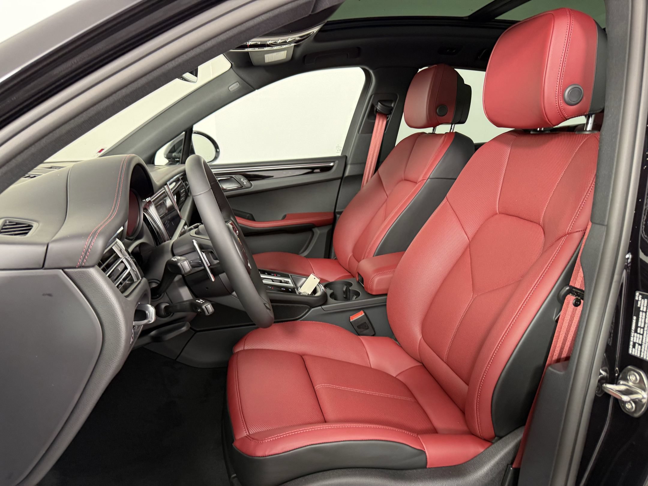 Certified 2026 Porsche Macan S AWD/4WD image 5