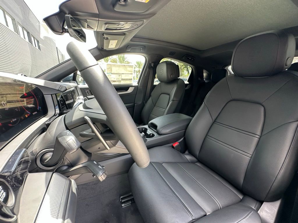 Used 2025 Porsche Cayenne S image 5