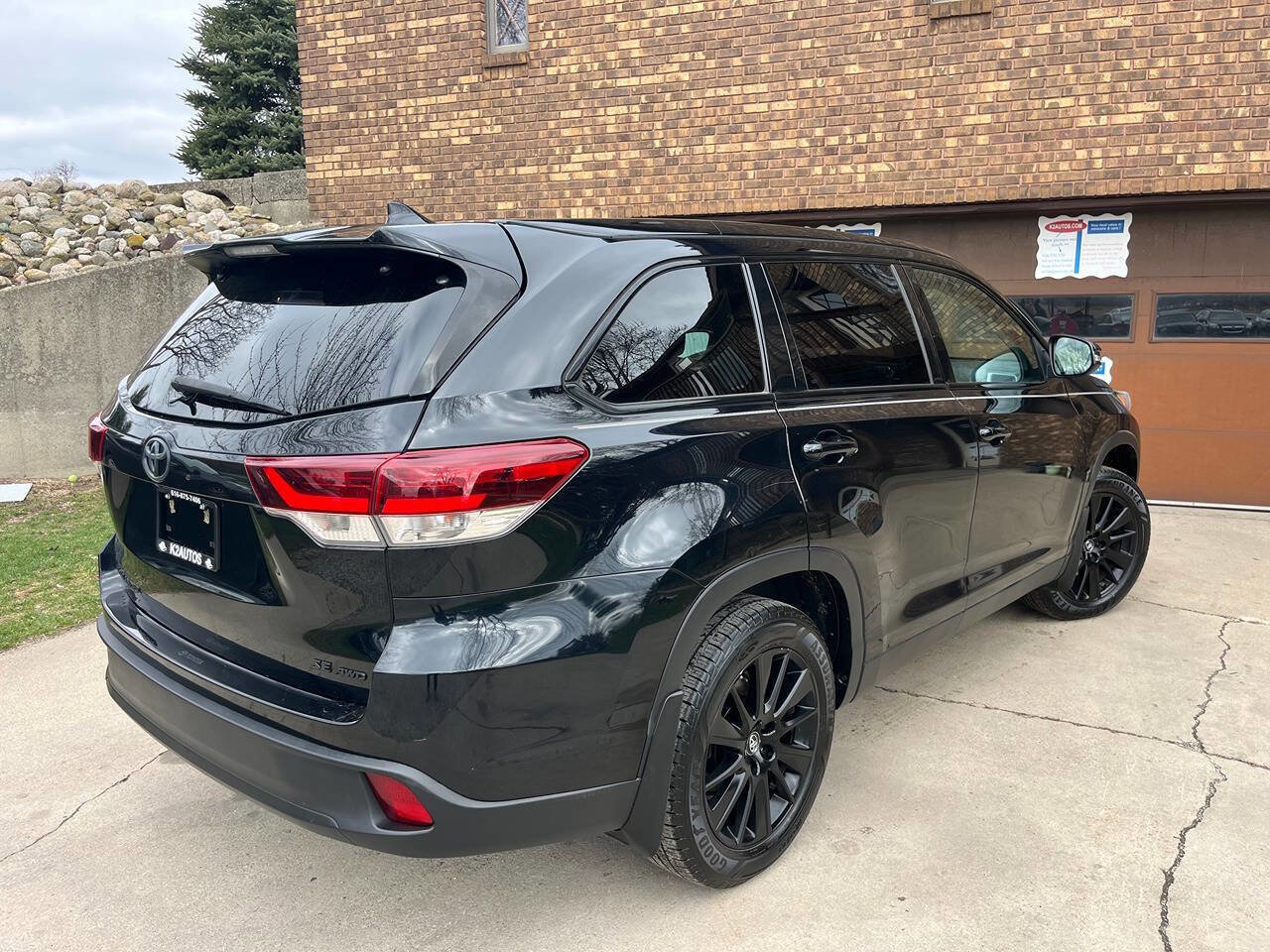 Used 2019 Toyota Highlander SE w/ Nightshade Edition AWD/4WD image 10
