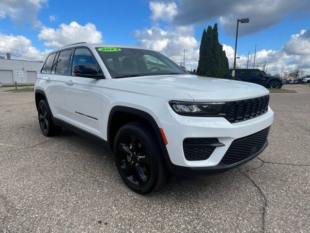 Used 2023 Jeep Grand Cherokee Altitude AWD/4WD image 7