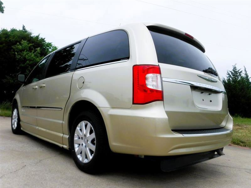 Used 2011 Chrysler Town & Country Touring-L w/ Trailer Tow Group FWD image 10