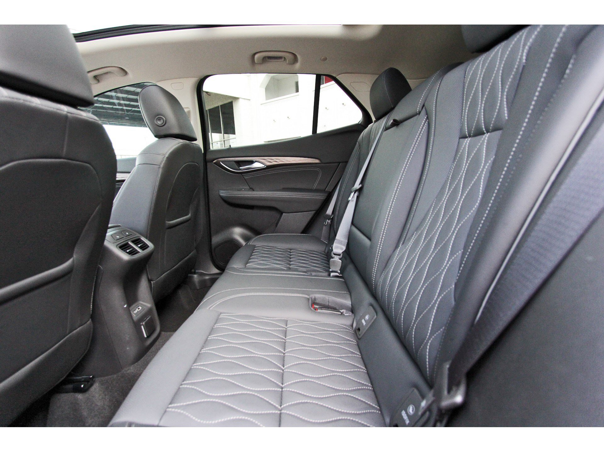 Used 2023 Buick Envision Avenir AWD/4WD image 32