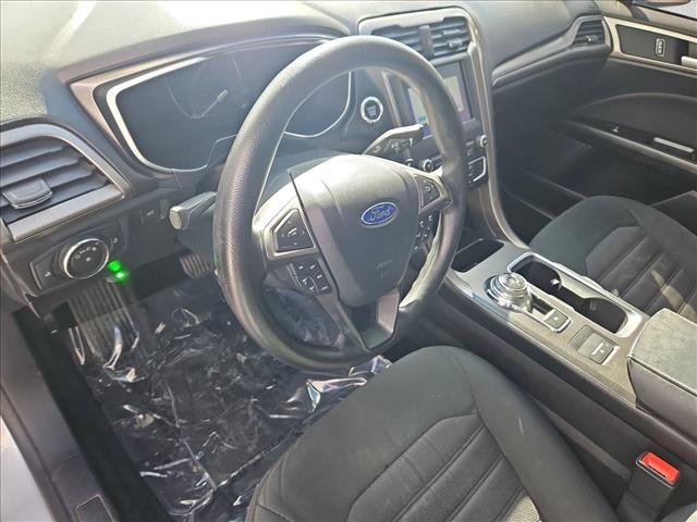 Used 2017 Ford Fusion SE w/ Fusion SE Technology Package image 9
