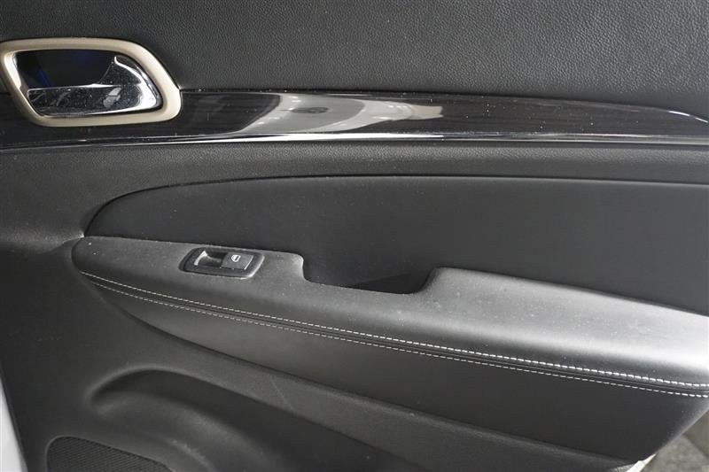 Used 2017 Jeep Grand Cherokee Overland w/ Jeep Active Safety Group image 25