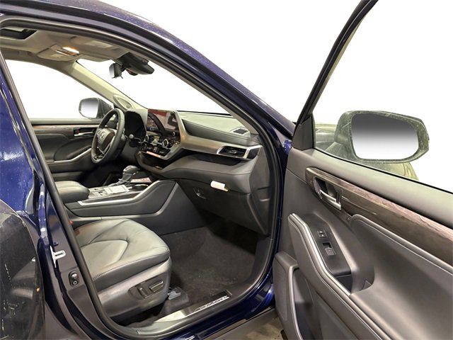 New 2026 Toyota Highlander Platinum image 11