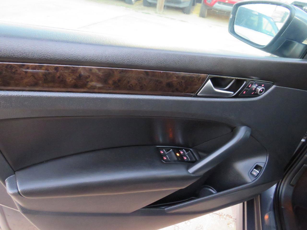 Used 2014 Volkswagen Passat TDI SEL Premium FWD image 11