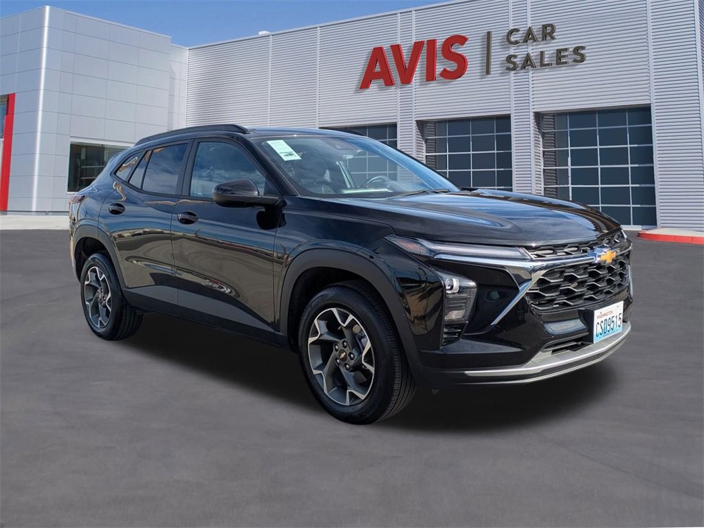 Used 2025 Chevrolet Trax LT w/ LT Convenience Package image 3