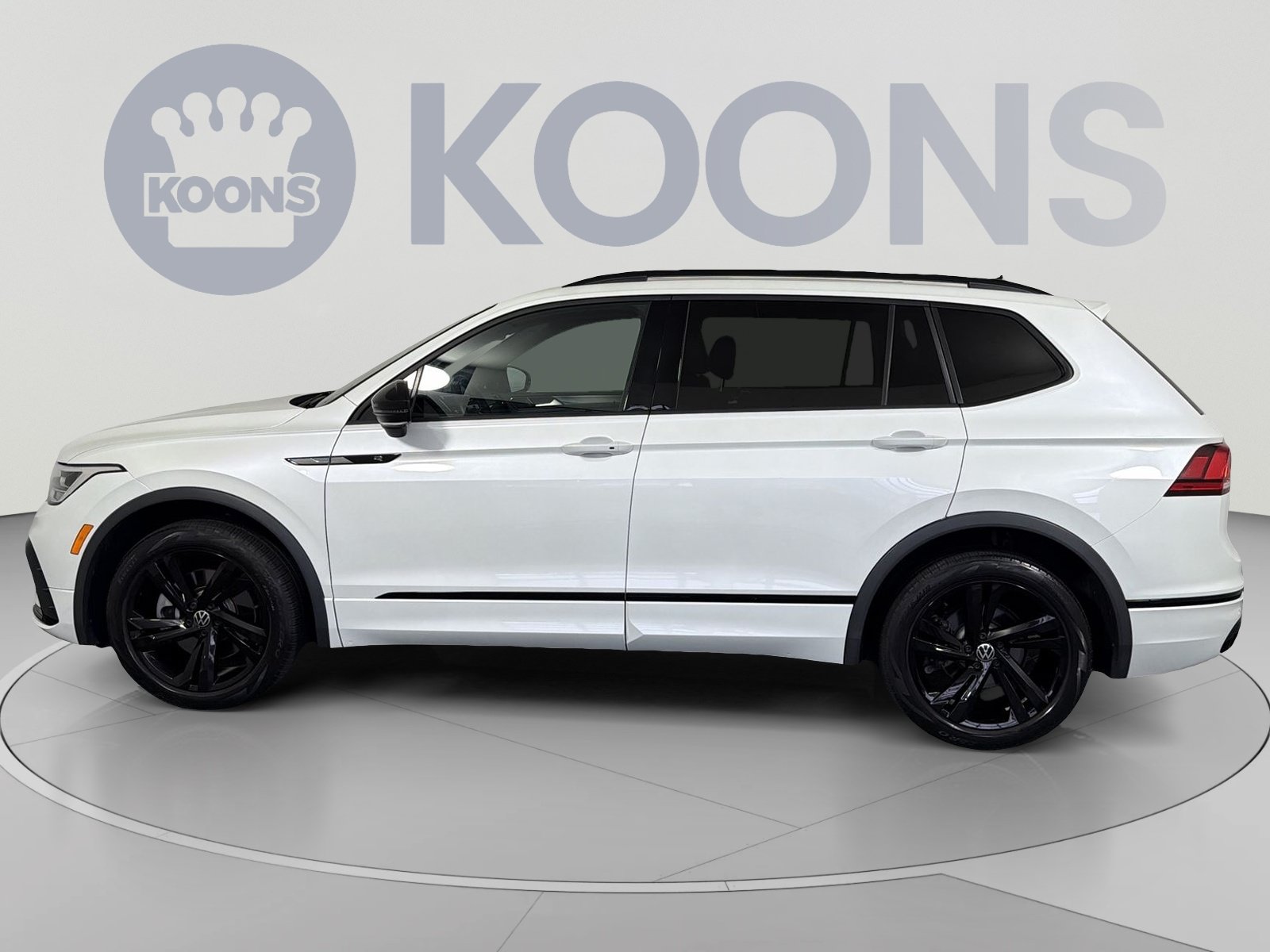 Used 2023 Volkswagen Tiguan SE R-Line AWD/4WD image 2