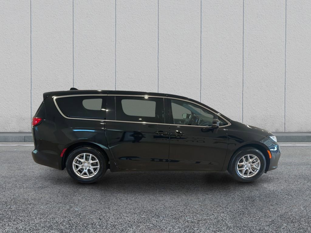 Used 2026 Chrysler Pacifica Select image 5