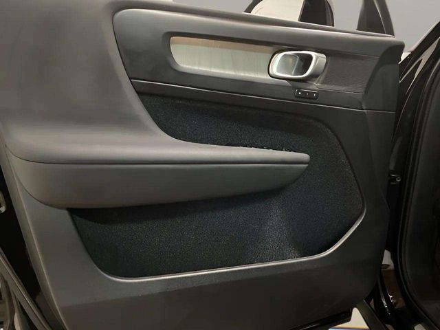 Used 2025 Volvo XC40 B5 Plus image 27