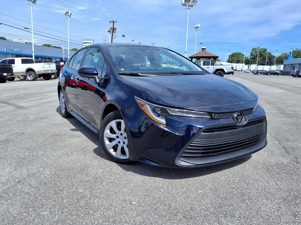 Used 2023 Toyota Corolla LE image 2
