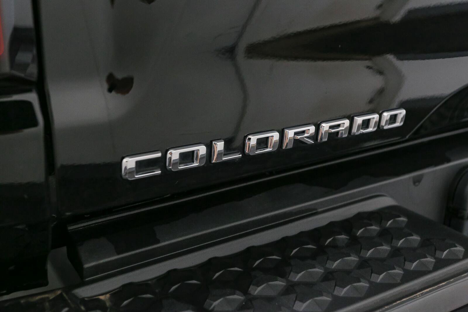 Used 2025 Chevrolet Colorado ZR2 w/ Technology Package AWD/4WD image 12